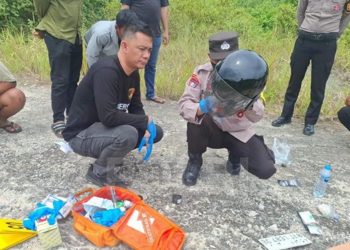 FOTO: Tim Satresmob Bareskrim Polri bersama Resmob Polda Lampung dan Polres Tulang Bawang Barat saat melakukan penyelidikan atas barang bukti perampokan menggunakan senjata api. (Dok. Humas Polri)