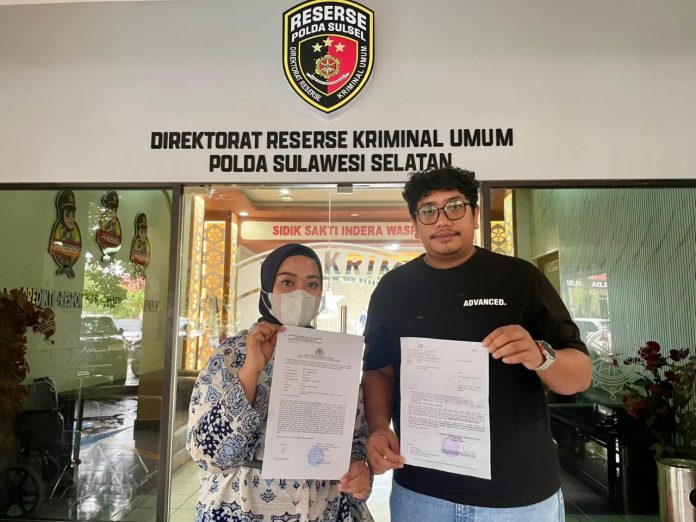 FOTO: Kiri Fina Pandu Winata saat melaporkan kasus dugaan penipuan di Mapolda Sulsel (istimewa)