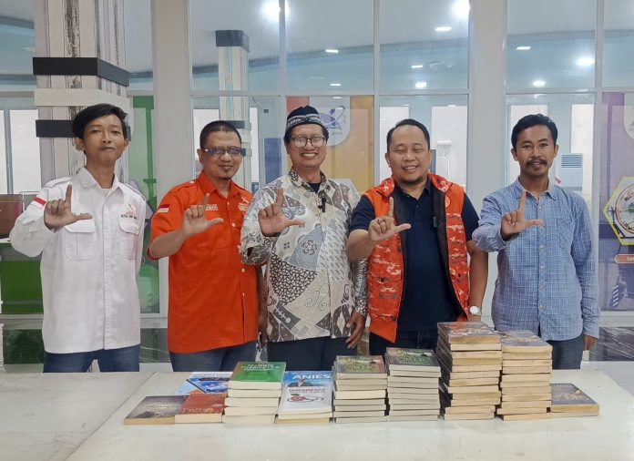 FOTO: Memperingati Hari Ulang Tahun (HUT) ke-1 Gerakan Rakyat yang puncaknya jatuh pada 27 Februari mendatang, Dewan Pimpinan Wilayah (DPW) Gerakan Rakyat (GR) Sulawesi Selatan menyerahkan 150 judul buku kepada Perpustakaan Wilayah Sulawesi Selatan, Selasa (24/2/2026).