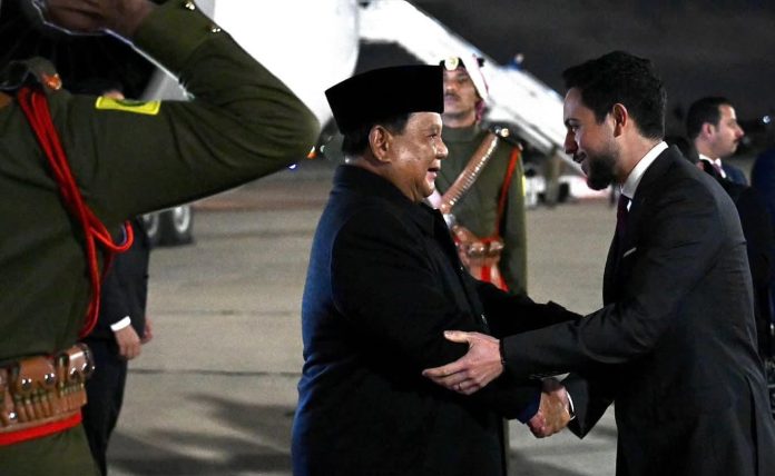 FOTO: Presiden Republik Indonesia Prabowo Subianto tiba di Bandar Udara Militer Marka, Amman, Kerajaan Yordania Hasyimiah, pada Selasa, 24 Februari 2026, sekitar pukul 20.00 waktu setempat. (Dok. Setkab)