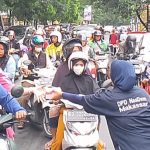 Jelang Berbuka Puasa DPC Partai NasDem Kota Makassar Berbagi Takjil Gratis FOTO: Dengan penuh semangat kader NasDem berbagi di bulan suci Ramadan ditunjukkan DPC Partai NasDem Kota Makassar melalui aksi berbagi takjil gratis pada Rabu (25/2/2025). (Istimewa)