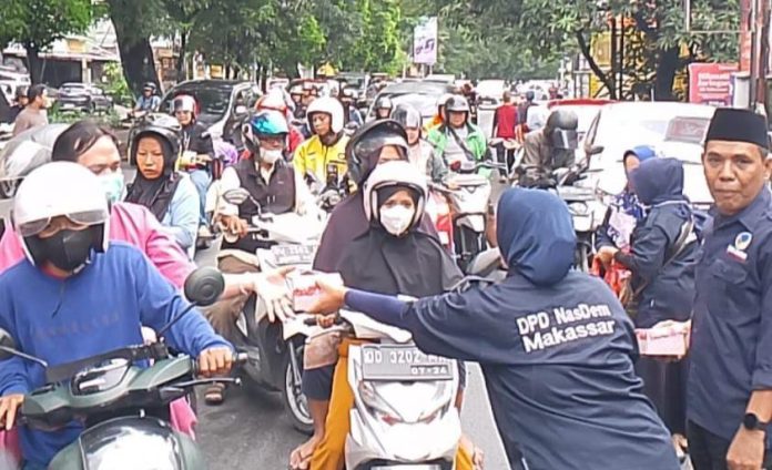 FOTO: Dengan penuh semangat kader NasDem berbagi di bulan suci Ramadan ditunjukkan DPC Partai NasDem Kota Makassar melalui aksi berbagi takjil gratis pada Rabu (25/2/2025). (Istimewa)