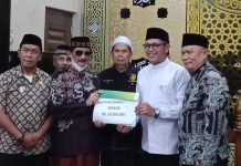 Serahkan Bantuan Rp50 Juta, Ketua DPRD Makassar Safari Ramadhan di Mesjid Al Hidayah Manggala FOTO: Ketua DPRD Makassar, Supratman, SE didampingi Staf Ahli Walikota, Dr Achmad Namsung, Sejumlah Kadis dan Sekwan serta Camat Drs Abd Rahman, Sekcam Manggala Putra, S.STP, M.Si dan Lurah Manggala Syukri Abbas, S.Sos, M.Si kunjungi Mesjid Al Hidayah dalam rangka Safari Ramadhan. Kamis (26/2/2026)
