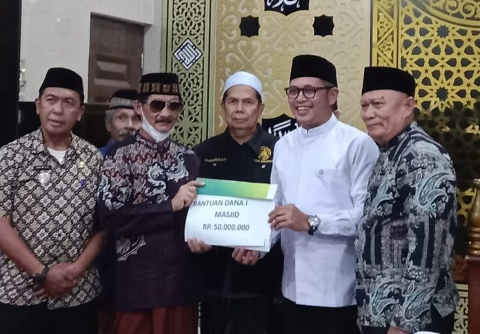 FOTO: Ketua DPRD Makassar, Supratman, SE didampingi Staf Ahli Walikota, Dr Achmad Namsung, Sejumlah Kadis dan Sekwan serta Camat Drs Abd Rahman, Sekcam Manggala Putra, S.STP, M.Si dan Lurah Manggala Syukri Abbas, S.Sos, M.Si kunjungi Mesjid Al Hidayah dalam rangka Safari Ramadhan. Kamis (26/2/2026)