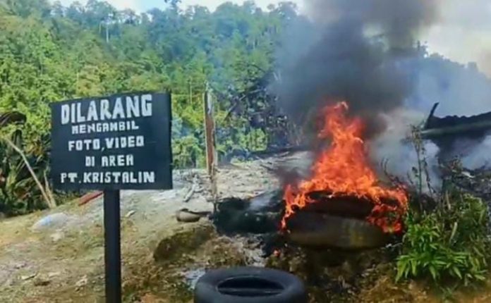 FOTO: pembakaran pos keamanan milik PT Kristalin Lestari yang terjadi di Distrik Makimi, Kabupaten Nabire, Provinsi Papua Tengah pada Sabtu (21/2). (Dok via Google)