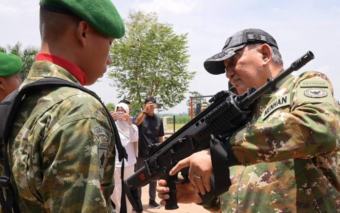 FOTO: Menteri Pertahanan (Menhan) Sjafrie Sjamsoeddin meninjau kesiapsiagaan prajurit Batalyon Infanteri TP 848/Satya Pandya Cakti yang masih bagian dari Brigif TP 88/KBK Kodam II/Sriwijaya, di Anak Tuha, Lampung Tengah, pada Kamis (26/2). (Dok. Kemenhan)
