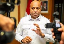 Gubernur Papua Hadiri Rakor Program Perumahan Bantuan Rumah Subsidi Bersama Mendagri dan Menteri PKP FOTO: Gubernur Matius D. Fakhiri saat memberikan keterangan pers nya. (Dok via facebook)