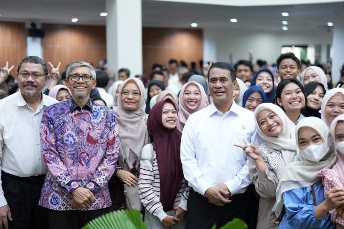 FOTO: Menteri Pertanian Republik Indonesia, Dr. Ir. Andi Amran Sulaiman, M.P., saat berada di Aula Fakultas Pertanian, Kampus Unhas Tamalanrea, Jumat (27/2).