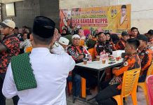 Pimpinan Ranting Pemuda Pancasila Bandar Klippa Berbagi Takjil dan Buka Puasa Bersama Masyarakat FOTO: Pimpinan Ranting Pemuda Pancasila Desa Bandar Klippa gelar buka puasa bersama dan berbagi takjil berlangsung di kawasan Ruko Jalan Pasar 7 Simpang Jodoh, Desa Bandar Klippa, Kecamatan Percut Sei Tuan, Kabupaten Deli Serdang, pada Jumat (26/2/2026) sore.