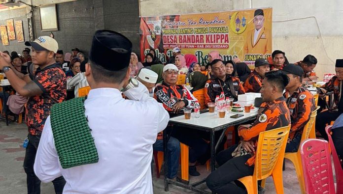 FOTO: Pimpinan Ranting Pemuda Pancasila Desa Bandar Klippa gelar buka puasa bersama dan berbagi takjil berlangsung di kawasan Ruko Jalan Pasar 7 Simpang Jodoh, Desa Bandar Klippa, Kecamatan Percut Sei Tuan, Kabupaten Deli Serdang, pada Jumat (26/2/2026) sore.