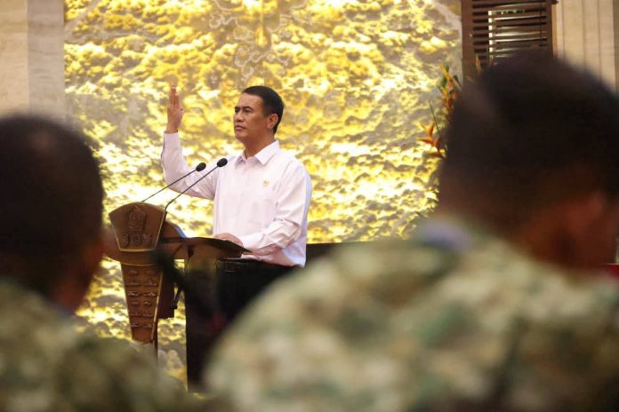 FOTO: Menteri Pertanian (Mentan) Andi Amran Sulaiman saat memberikan pembekalan dalam Rapat Koordinasi Teritorial TNI Tahun Anggaran 2026 yang digelar di Aula Gatot Subroto Denma Mabes TNI, Kamis (5/3/2026). (Dok. Kementan)
