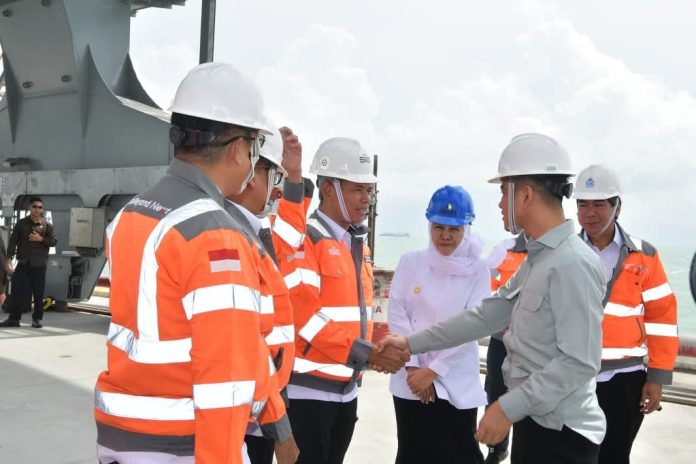 FOTO: Wakil Presiden (Wapres) Gibran Rakabuming memimpin rapat koordinasi penanganan banjir bersama pemerintah daerah dan pemangku kepentingan di kantor PT Solusi Bangun Indonesia Tbk. Pabrik Tuban, Jawa Timur, Jumat (06/03/2026). (Sumber: BPMI Setwapres)