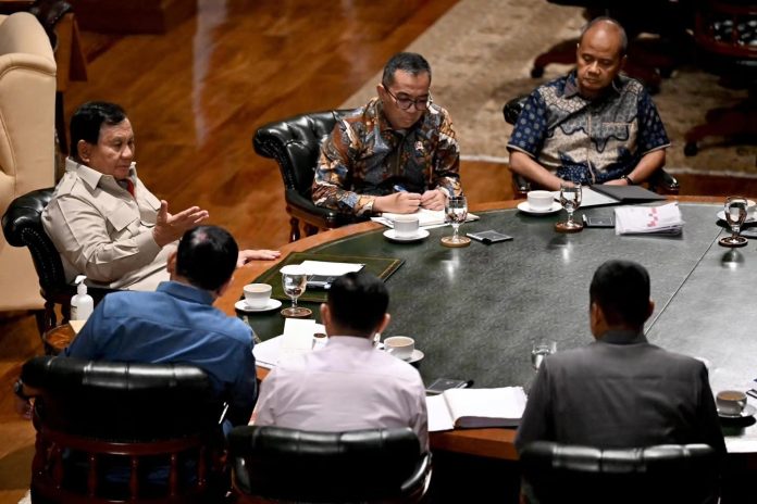 FOTO: Presiden Prabowo Subianto menggelar 5 rapat berbeda dengan memanggil beberapa menteri Kabinet Merah Putih di kediaman Hambalang, Bogor, Jawa Barat, 8 Maret 2026. (Dok seskab)