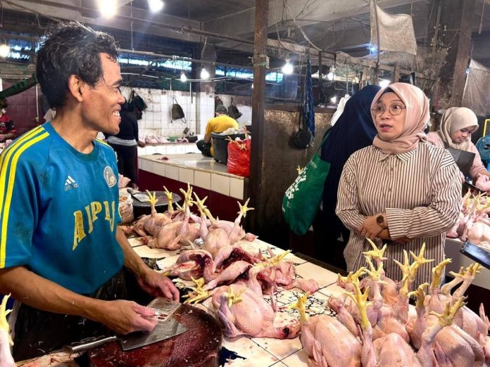FOTO: Pedagang Ayam ras di salah satu pasar di kota Jakarta. (Dok. Kementan) 