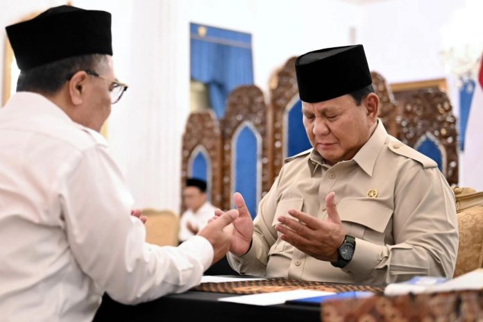 FOTO: Presiden Prabowo Subianto menyerahkan zakat melalui Badan Amil Zakat Nasional (Baznas) dalam sebuah acara di Istana Negara, Jakarta, Jumat, 13 Maret 2026. (Dok Seskab)