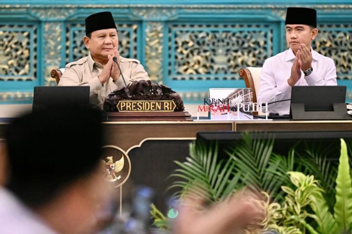 FOTO: Presiden Prabowo Subianto dan Wakil Presiden saat memimpin Sidang Kabinet Paripurna di Istana Negara pada Jumat (13/3). (Sumber: BPMI Setpres)