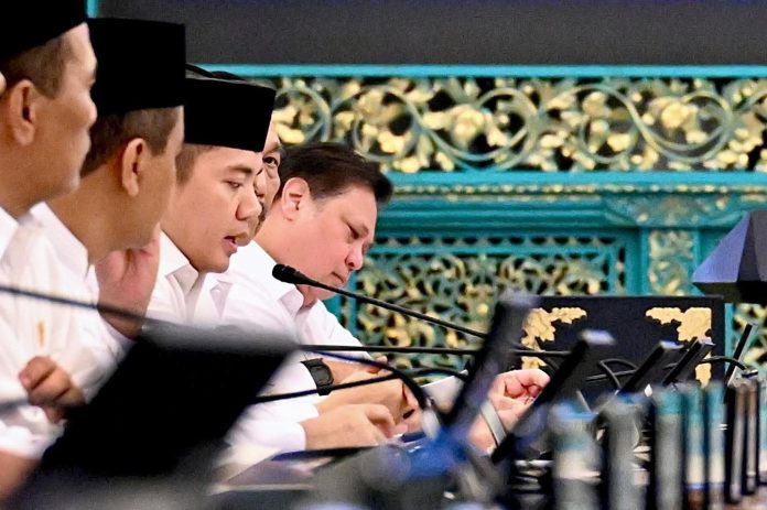 FOTO: Menteri Koordinator (Menko) Bidang Perekonomian menghadiri Sidang Kabinet Paripurna di Istana Negara pada Jumat (13/3). (Seskab)