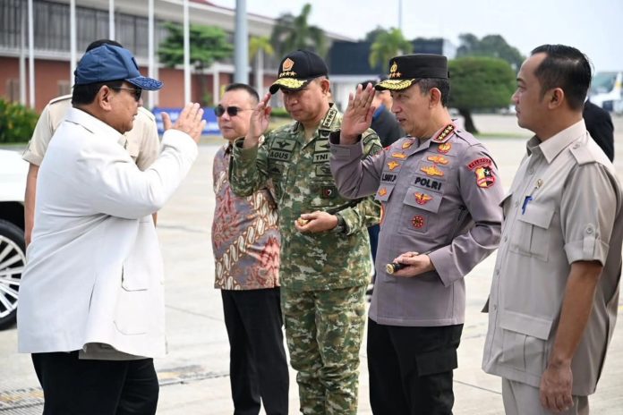 FOTO: Wakil Ketua DPR RI Prof. Sufmi Dasco Ahmad dan Menteri Pertahanan Sjafrie Sjamsoeddin bersama Mensesneg Prasetyo Hadi, Panglima TNI dan Kapolri melepas keberangkatan Presiden Prabowo Subianto di Bandara Halim Perdanakusuma, Minggu 29 Maret 2026 pukul 10.30 WIB. (dok.seskab)