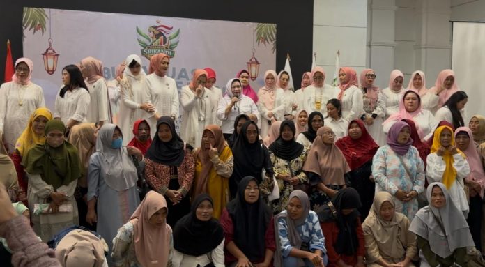 FOTO: Acara buka puasa bersama para pemulung pejuang nafkah keluarga bersama Gerakan Srikandi Indonesia, di hotel berbintang, Jakarta.