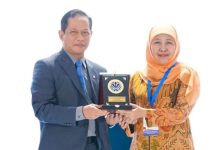 Pemprov Jawa Timur Raih Penghargaan Kinerja Pengelolaan Sampah 2026 Terbaik di Indonesia FOTO: Menteri Lingkungan Hidup dan Badan Pengendalian Lingkungan Hidup RI Hanif Faisol Nurofiq kepada Gubernur Jatim Khofifah Indar Parawansa dalam Rakornas Pengelolaan Sampah Tahun 2026 di Balai Kartini, Jakarta, Rabu (25/2). (Dok Pemprov Jatim)