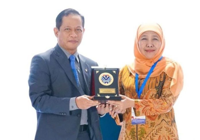 FOTO: Menteri Lingkungan Hidup dan Badan Pengendalian Lingkungan Hidup RI Hanif Faisol Nurofiq kepada Gubernur Jatim Khofifah Indar Parawansa dalam Rakornas Pengelolaan Sampah Tahun 2026 di Balai Kartini, Jakarta, Rabu (25/2). (Dok Pemprov Jatim)