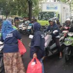 Nasdem Kecamatan Rappocini dan Makassar Berbagi Takjil FOTO: Pengurus dan Kader Partai Nasdem Kota Makassar saat membagi takjil kepada warga.