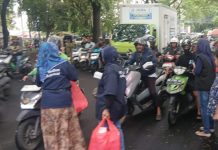 Nasdem Kecamatan Rappocini dan Makassar Berbagi Takjil FOTO: Pengurus dan Kader Partai Nasdem Kota Makassar saat membagi takjil kepada warga.