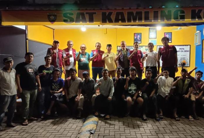 FOTO: Camat Panakukang berkunjung ke Pos Kamling RW 01/Kompleks CV Dewi, Kelurahan Pandang, Kota Makassar, Selasa (3/3/2020).