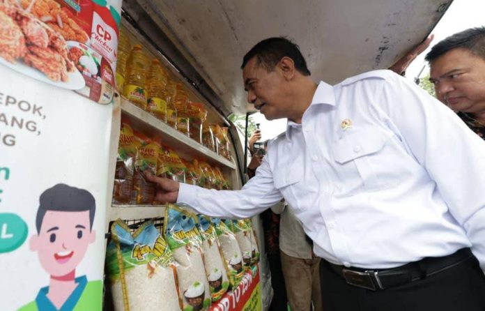 FOTO: Menteri Pertanian (Mentan) Andi Amran Sulaiman saat melakukan sidak di salah satu pasar. (Dok Kementan)