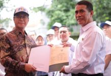 Eksportir: Proses Sertifikat Ekspor Kementan Hanya Satu Hari! FOTO: Direktur Charoen Pokphand Jaya Farm, anak perusahaan PT Charoen Pokphand Indonesia Tbk, Jusi Jusran saat menerima sertifikat ekspor dari Menteri Pertanian Andi Amran Sulaiman. (Dok Kementan)