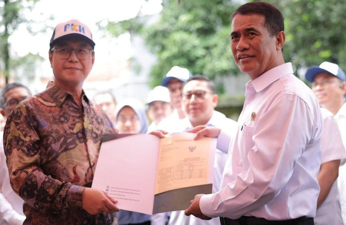 FOTO: Direktur Charoen Pokphand Jaya Farm, anak perusahaan PT Charoen Pokphand Indonesia Tbk, Jusi Jusran saat menerima sertifikat ekspor dari Menteri Pertanian Andi Amran Sulaiman. (Dok Kementan)