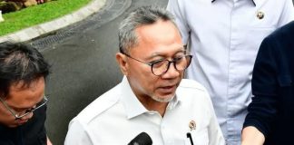 Menko Zulhas Peringatkan Pemda TPA Tak Boleh Open Dumping FOTO: Menteri Koordinator Bidang Pangan Zulkifli Hasan saat memberikan keterangan pers di Istana Merdeka, Jakarta, Senin (02/03/2026), (Sumber: BPMI Setpres).