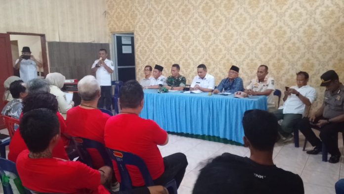 FOTO: Mediasi perdana konflik Klenteng Thai Seng Hut Co di Binjai Barat bersama Warga lingkungan 3 yang digelar pada Rabu (4/3/26) dihadiri langsung oleh Ketua Pengurus Klenteng Elton Hotman bersama rekannya dan kubu warga yang berseteru di Kantor Kelurahan Bandar Sinembah, Kec. Binjai Barat, Kota Binjai.