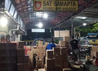 Bulan Ramadan: Polisi di Makassar Bertindak Tegas, Ribuan Botol Miras Disita FOTO: Polisi Restoran Kota (Polrestabes) Makassar menyita ribuan botol minuman keras (miras) saat melakukan patroli pengamanan dan antisipasi tindak kriminal menjelang bulan suci Ramadan 2026.