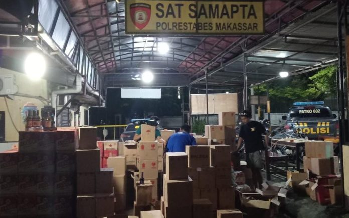 FOTO: Polisi Restoran Kota (Polrestabes) Makassar menyita ribuan botol minuman keras (miras) saat melakukan patroli pengamanan dan antisipasi tindak kriminal menjelang bulan suci Ramadan 2026.