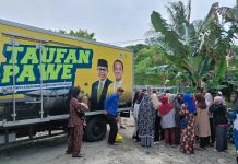 5000 Paket Sembako Siap Disalurkan ke Masyarakat, Taufan Pawe: Saya sayang Masyarakat Parepare FOTO: Anggota DPR RI Komisi II, Taufan Pawe, membuka kegiatan "Pasar Murah oleh Taufan Pawe" dalam rangka Safari Ramadan 2026 di Kelurahan Watang Bacukiki, Kecamatan Bacukiki, Kota Parepare, Kamis (5/3/2026).