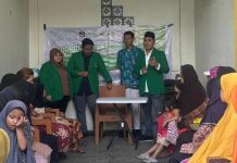 Kolaborasi Pendidikan dan Kepedulian Sosial: Dosen UMI dan Siswa SMA 8 Makassar Bantu Warga Mappaodang FOTO: Tim dosen dari Universitas Muslim Indonesia (UMI) bersama para siswa dari SMA Negeri 8 Makassar menggelar kegiatan bakti sosial berupa penyuluhan hukum sekaligus pembagian paket sembako kepada puluhan warga kurang mampu di wilayah Mappaodang I, Kecamatan Mamajang, Makassar.