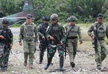 TNI Jaga Ketat Sebelas Bandara Perintis di Papua FOTO: Pangkogabwilhan III Letjend Bambang Trisnohadi saat melaksanakan peninjauan langsung ke Lapter Manggelium, Kabupaten Boven Digoel, Papua Selatan, senin (2/3). (Dok TNI AD)