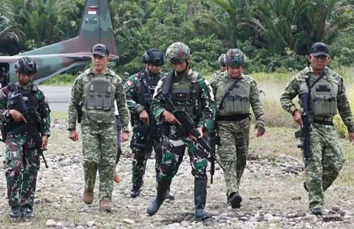 FOTO: Pangkogabwilhan III Letjend Bambang Trisnohadi saat melaksanakan peninjauan langsung ke Lapter Manggelium, Kabupaten Boven Digoel, Papua Selatan, senin (2/3). (Dok TNI AD)