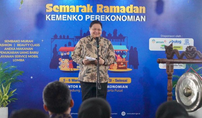 FOTO: Menteri Koordinator (Menko) Bidang Perekonomian Airlangga Hartarto membuka Semarak Bazar Ramadan Kemenko Perekonomian. (Dok via akun medsos Airlangga)