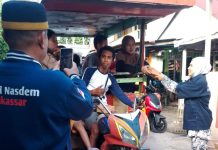 Nasdem Makassar Sasar Pulau Barrang Lompo Berbagi Takjil FOTO: Kader Nasdem Kota Makassar berbagi Takjil.