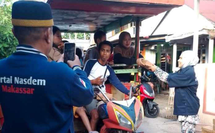 FOTO: Kader Nasdem Kota Makassar berbagi Takjil.