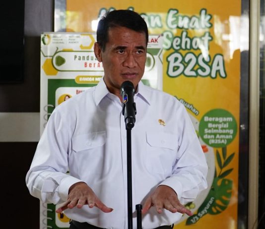 Pemerintah Tegas Stabilkan Pangan, Kepala Bapanas Amran: Jangan Ada yang Bermain di Distribusi FOTO: Kepala Bapanas yang juga Menteri Pertanian Amran dalam sesi wawancara usai Rakor Stabilisasi Pasokan dan Harga Pangan (SPHP) pada Rabu (4/3/2026) di Jakarta. (Dok Kementan)