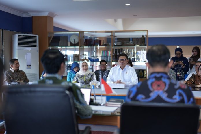 FOTO: Universitas Hasanuddin menerima kunjungan Kepala Badan Pengawas Obat dan Makanan Republik Indonesia (BPOM RI) dalam agenda Rapat Koordinasi. Kegiatan berlangsung di Ruang Rapat Rektor, Lantai 8 Gedung Rektorat Unhas, pukul 15.00 Wita, Kamis (05/03).