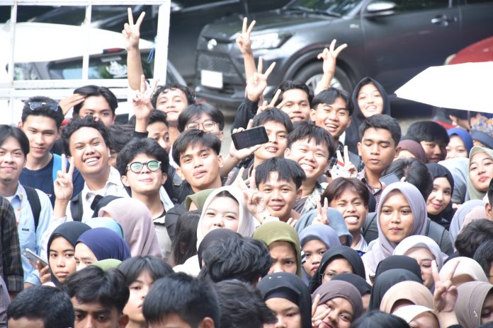 FOTO: Direktorat Kemahasiswaan Universitas Hasanuddin (Unhas) kembali menggelar pembagian takjil sesi kedua bagi mahasiswa aktif dalam rangka menyemarakkan Ramadan 1447 H, Kamis, 5 Maret 2026. Kegiatan berlangsung pukul 16.00–17.30 WITA di sejumlah titik strategis kampus.
