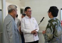 Unhas Resmikan Clinical Research Unit, Perkuat Riset Obat dan Kolaborasi Industri Kesehatan FOTO: Rektor Universitas Hasanuddin, Prof. Dr. Ir. Jamaluddin Jompa, M.Sc., bersama Kepala Badan Pengawas Obat dan Makanan (BPOM) RI, Prof. dr. Taruna Ikrar, M.Biomed., Ph.D.., meresmikan Clinical Research Unit (CRU) di Rumah Sakit Pendidikan Universitas Hasanuddin.