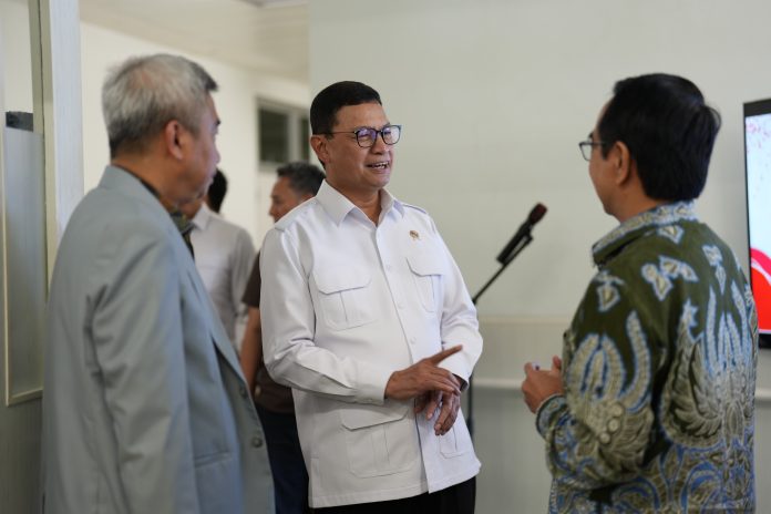FOTO: Rektor Universitas Hasanuddin, Prof. Dr. Ir. Jamaluddin Jompa, M.Sc., bersama Kepala Badan Pengawas Obat dan Makanan (BPOM) RI, Prof. dr. Taruna Ikrar, M.Biomed., Ph.D.., meresmikan Clinical Research Unit (CRU) di Rumah Sakit Pendidikan Universitas Hasanuddin.