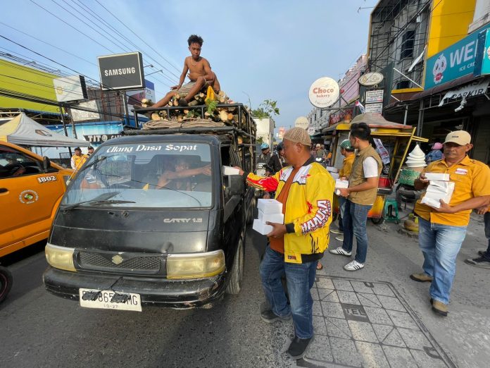 FOTO: Kader Partai Hanura dalam kegiatan Jumat berkah di kawasan Ruko Jalan Pasar 7 Simpang Jodoh, Desa Bandar Klippa, Kecamatan Percut Sei Tuan, Kabupaten Deli Serdang, pada Jumat (6/3/2026) sore.