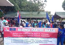 Aliansi Rakyat Mandiri Indonesia Makassar Gelar Aksi Damai, Tolak Relokasi PKL Tanpa Persiapan Matang FOTO: Aliansi Rakyat mandiri indonesia Kota Makassar menggelar aksi unjuk rasa.