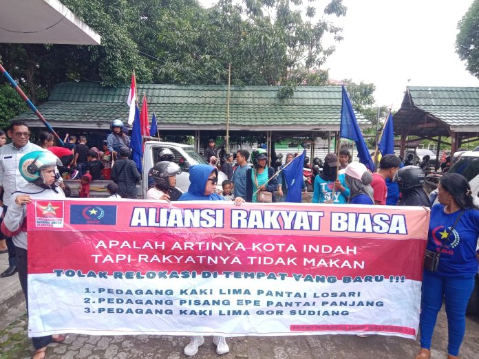 FOTO: Aliansi Rakyat mandiri indonesia Kota Makassar menggelar aksi unjuk rasa.
